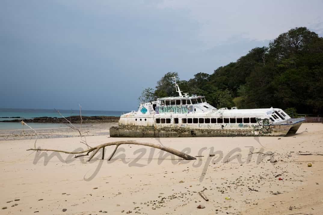 Barco encallado en Playa Larga