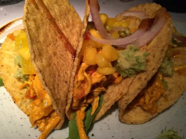 3.Tacos de pollo tikka masala con guacamole, mango y pico de gallo