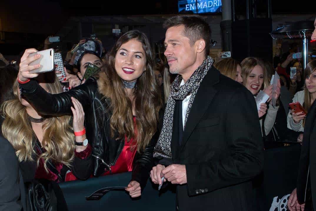 Brad Pitt con una fan en Madrid