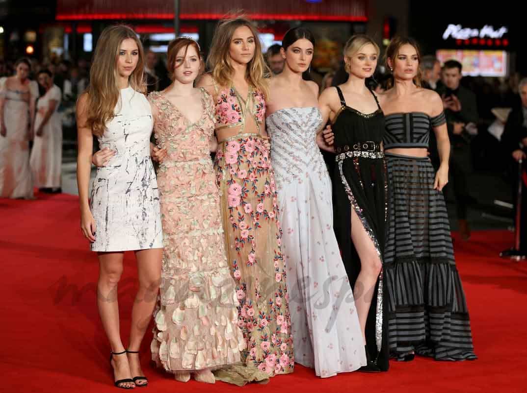 hermione-corfield,-ellie-bamber,-suki-waterhouse,-millie-Brady-bella-heathcote-and-lily-james-en-pride-and-prejudice-and-zombies