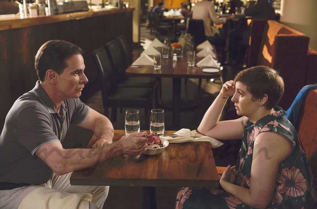 Lena Dunham y Peter Scolari - "Girls" - © HBO