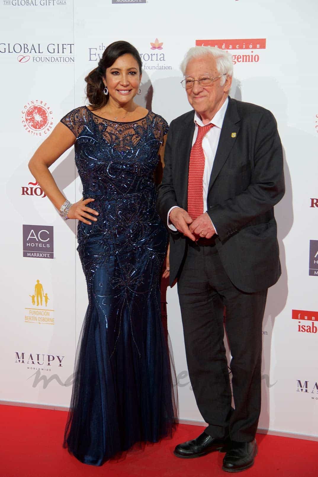 María Bravo junto al Padre Ángel