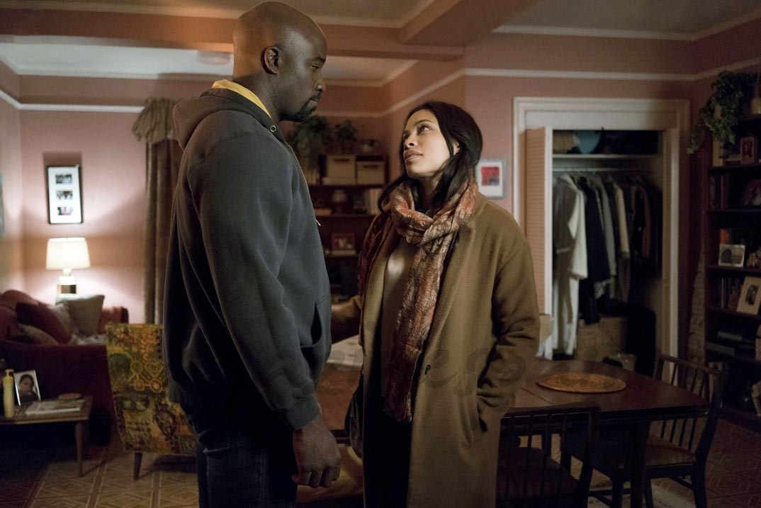 Mike Colter, Rosario Dawson - The Defenders - © Netflix