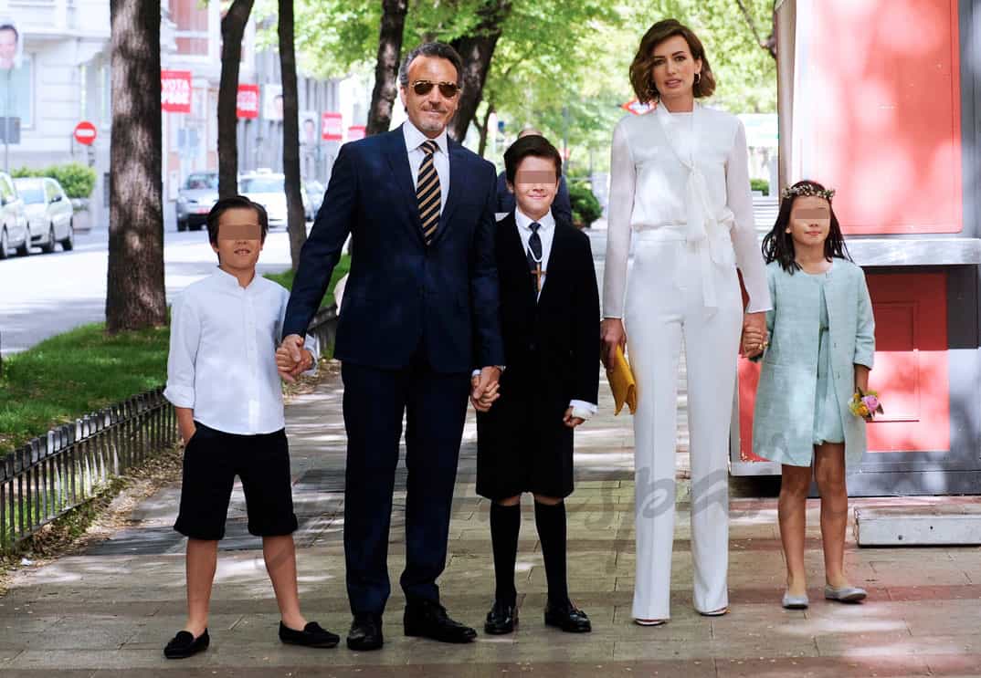 Nieves Álvarez con su marido Marco Severini y sus hijos
