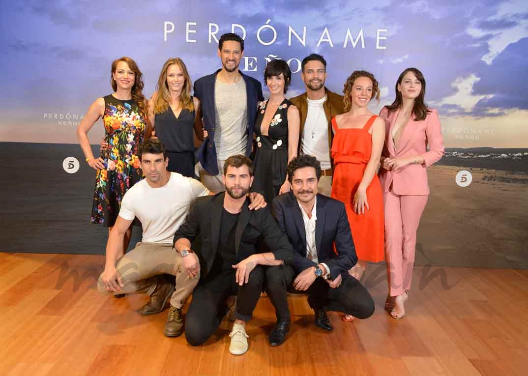 Stany Coppet, Paz Vega y Jesús Castro con el resto de protagonista - Perdóname Señor- © Mediaset