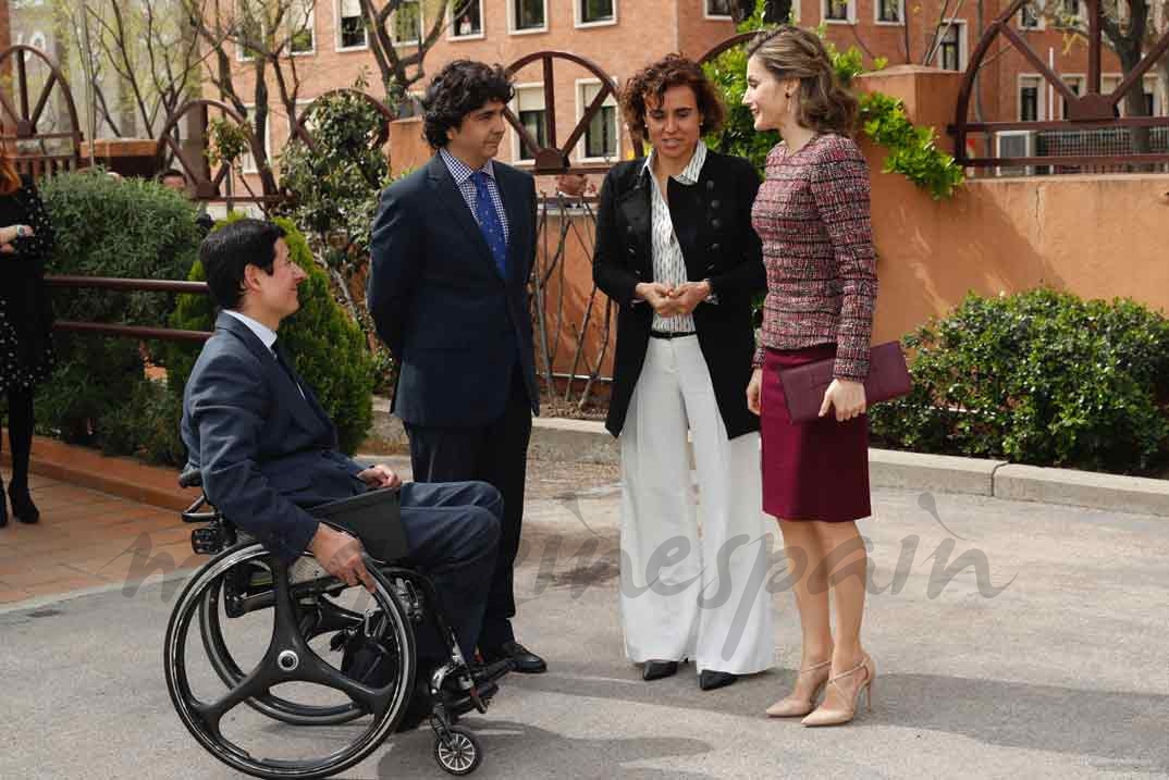 Doña Letizia conversa con la ministra de Sanidad, Servicios Sociales e Igualdad, el secretario de Estado de Servicios Sociales e Igualdad, y el director del Real Patronato sobre Discapacidad, antes del inicio de la reunión © Casa S.M. El Rey