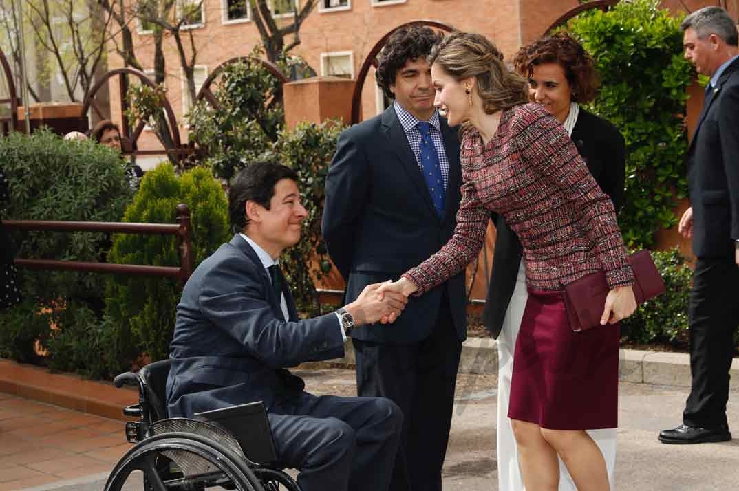 Su Majestad la Reina recibe el saludo del director del Real Patronato sobre Discapacidad y director general de Políticas de Apoyo a la Discapacidad, Borja Fanjul © Casa S.M. El Rey