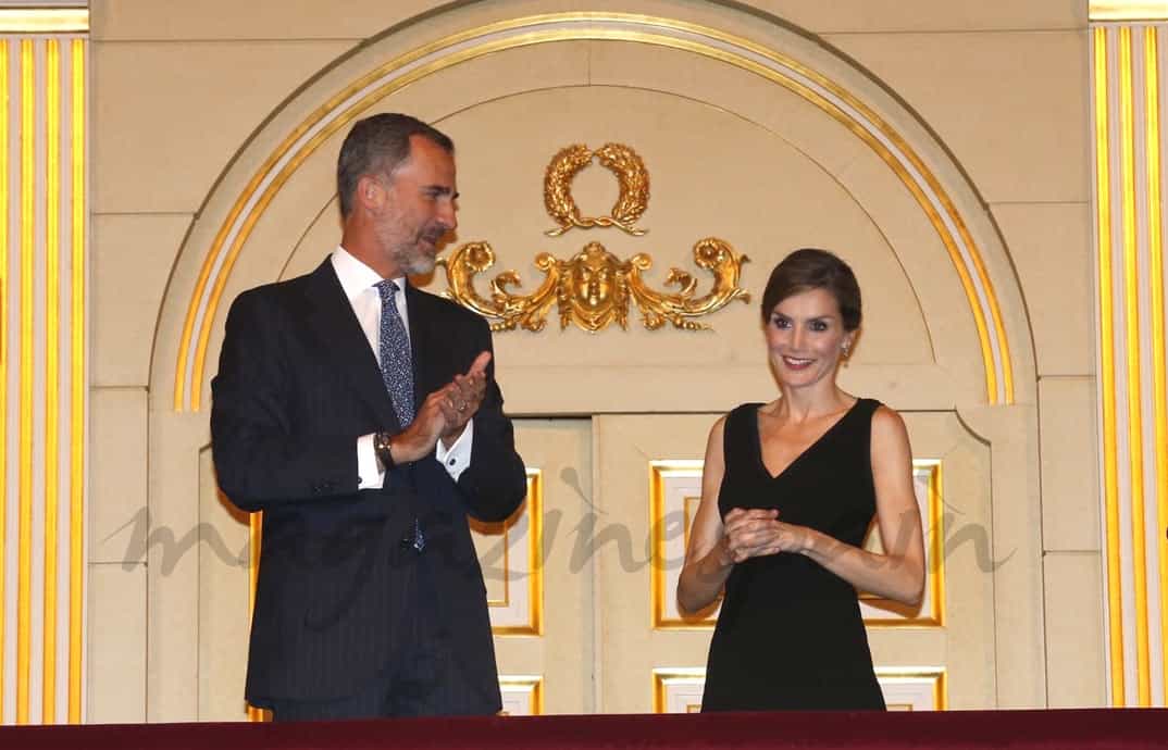 Rey Felipe con la reina Letizia en el Teatro Real