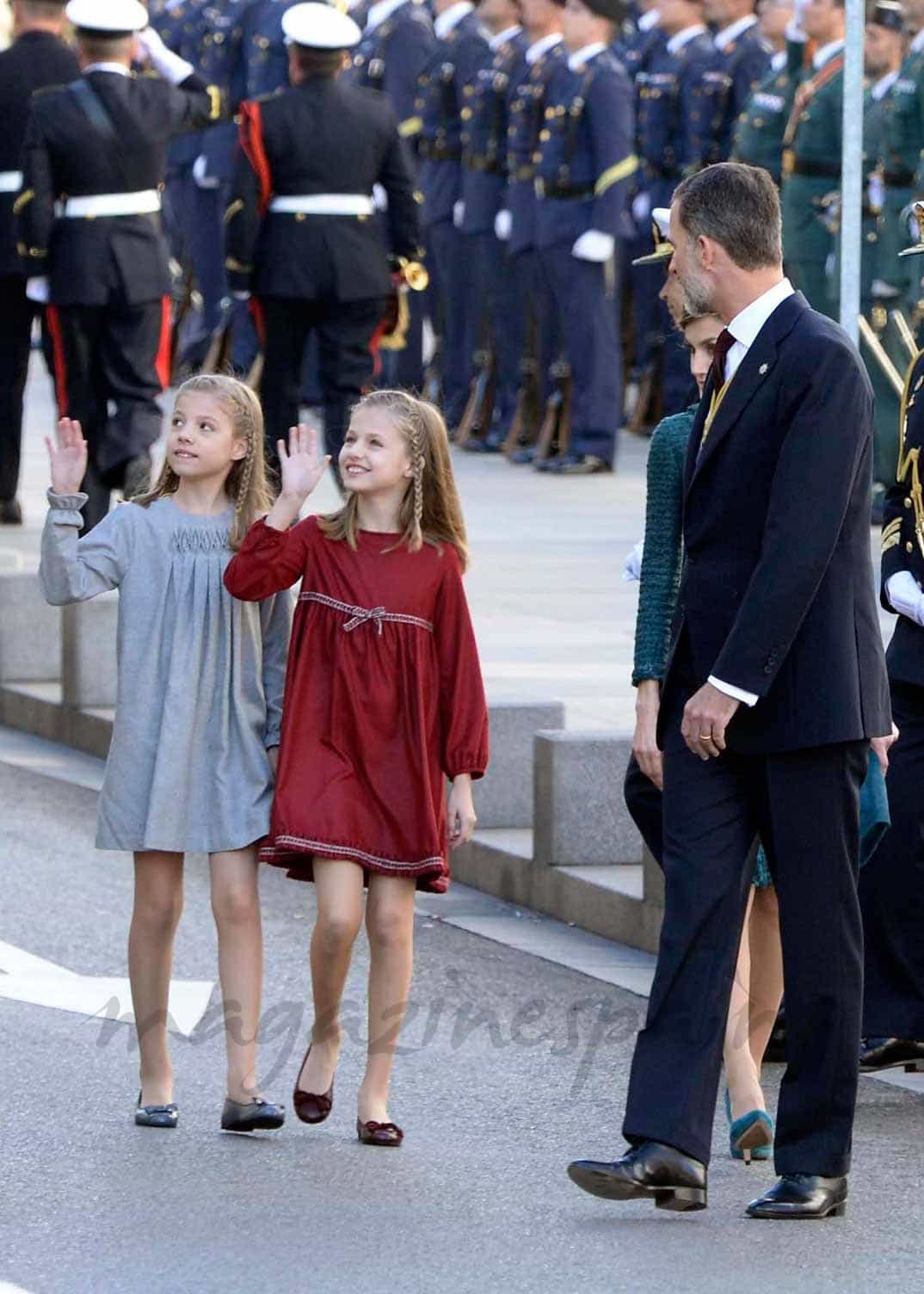 Infanta Sofía, princesa Leonor, reina Letizia, rey Felipe saludan