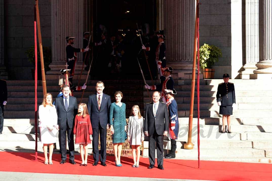 nfanta Sofía, princesa Leonor, reina Letizia, rey Felipe con la la presidenta del Congreso de los Diputados, Ana Pastor, el presidente del Senado, Pío García Escudero, y los miembros de las Mesas de ambas Cámaras