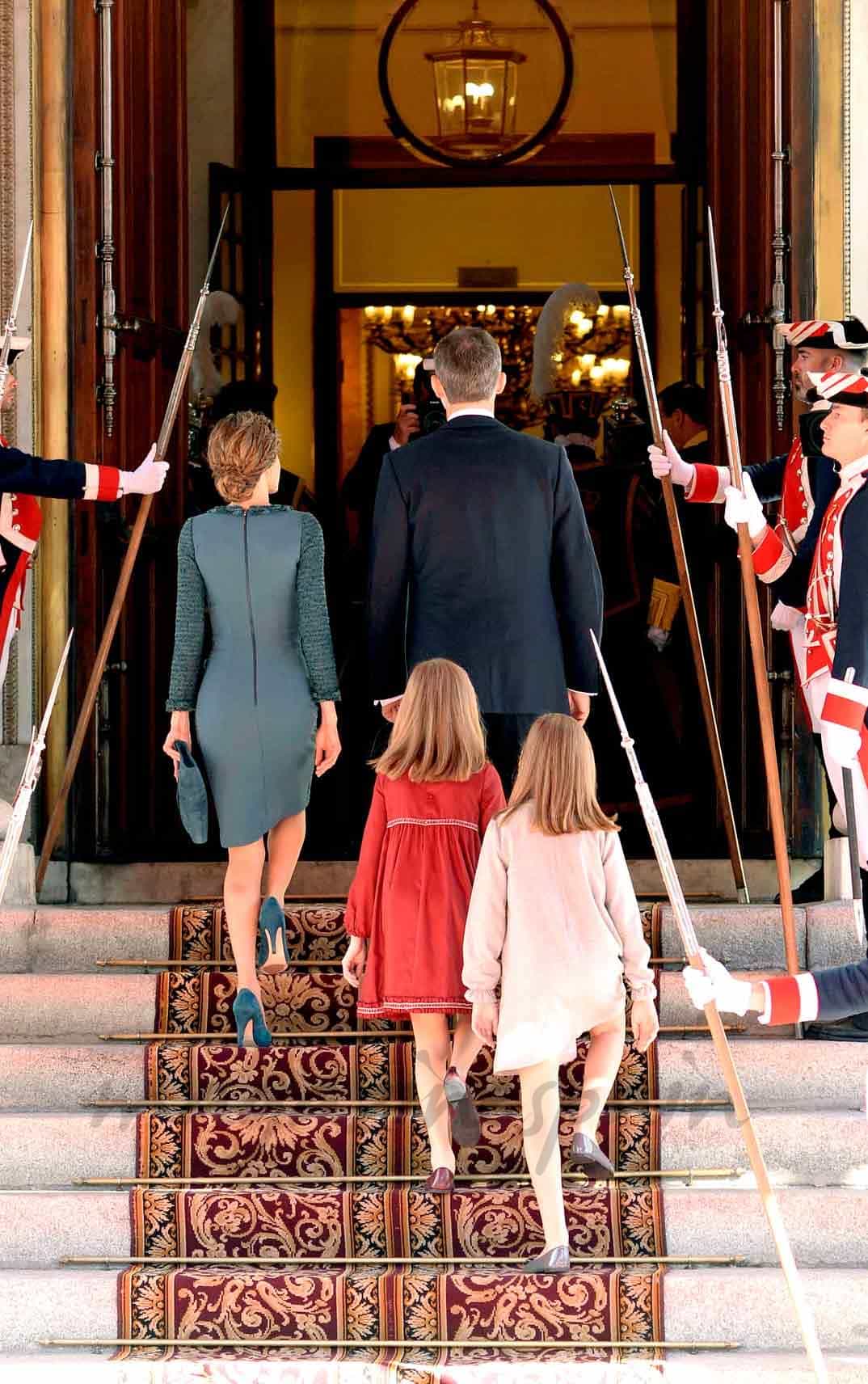 nfanta Sofía, princesa Leonor, reina Letizia, rey Felipe entran en el Palacio de Congresos