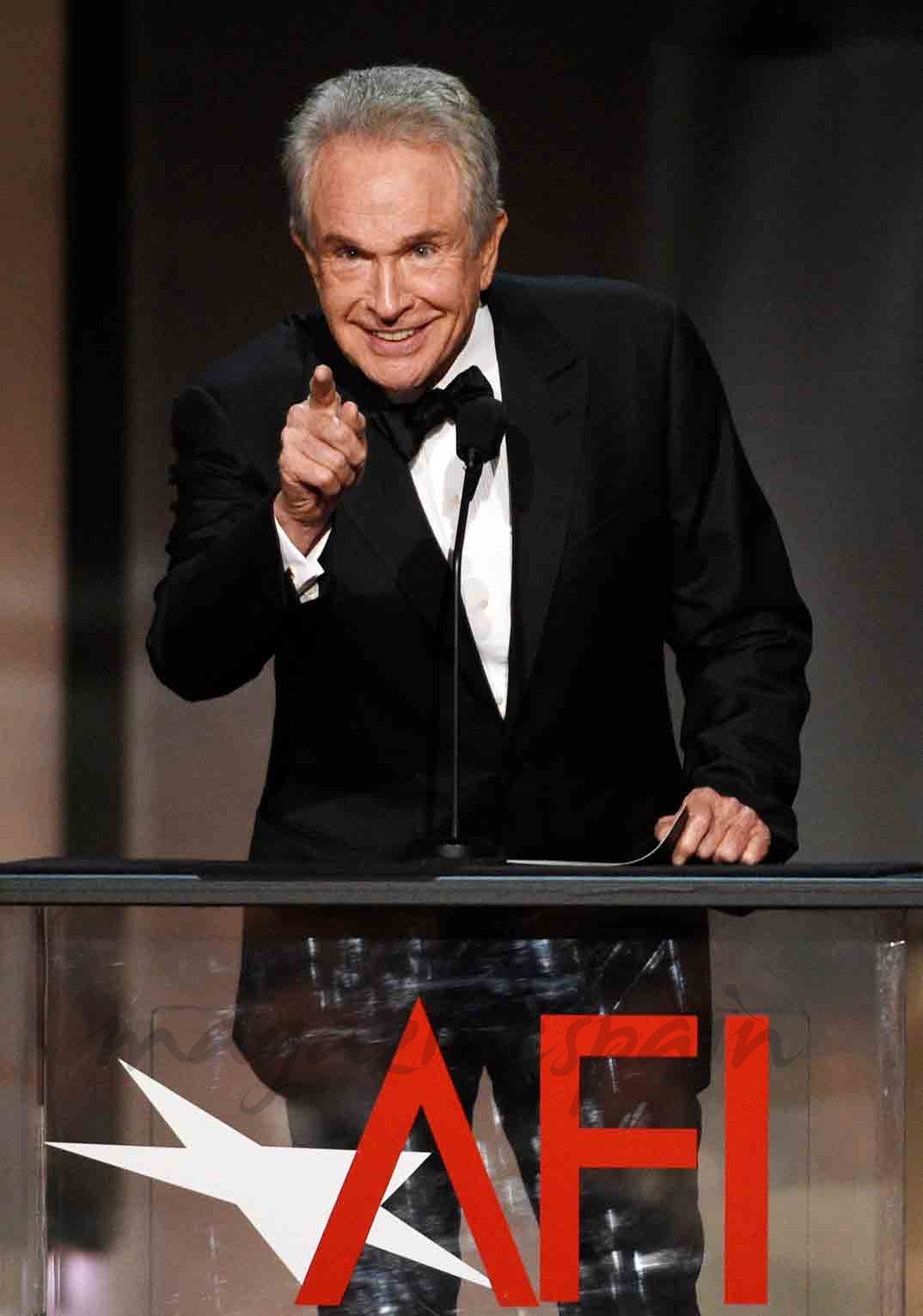 Warren Beatty entre el Oscar a la Mejor Película "Moonlight"