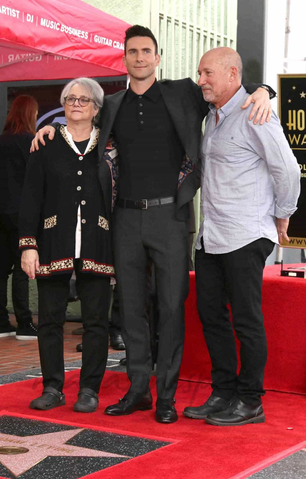 adam levine con sus padres 