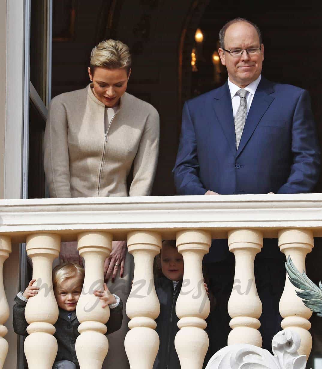 Alberto y Charléne de Mónaco con sus hijos