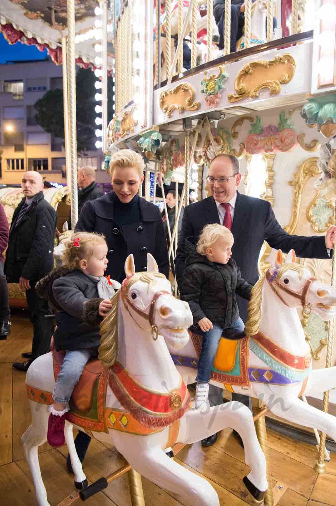 familia real de monaco en el tiovivo