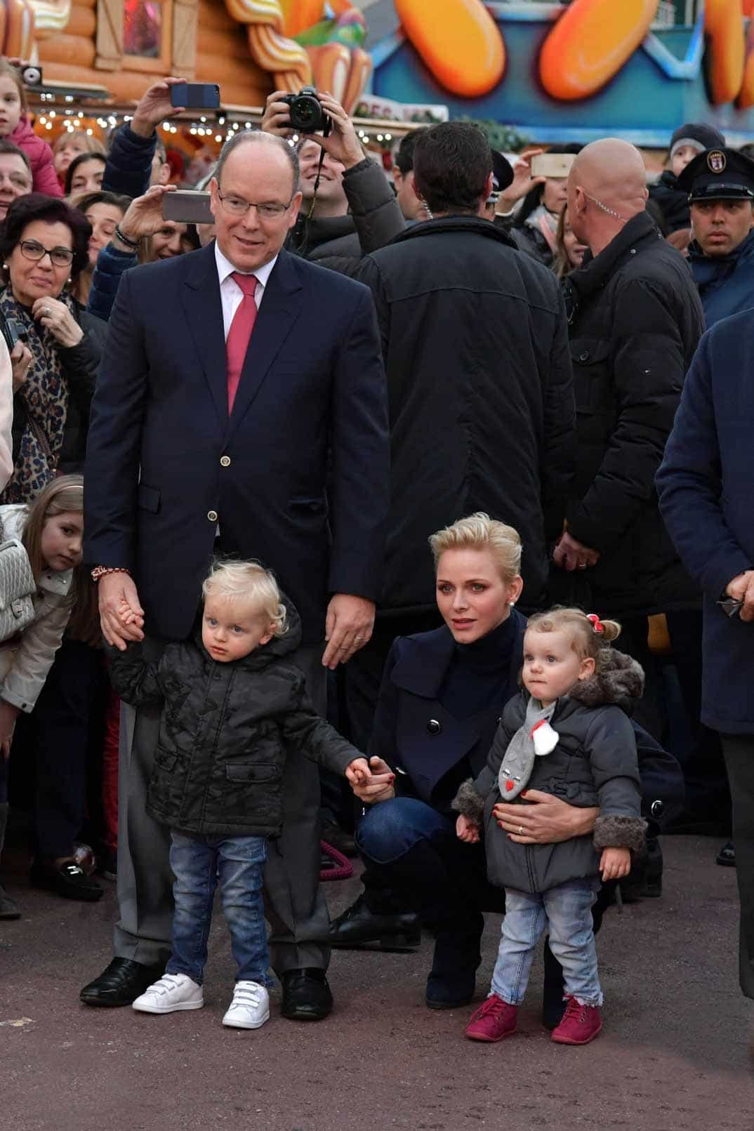 alberto y charlene de monaco con sus hijos en christmas village