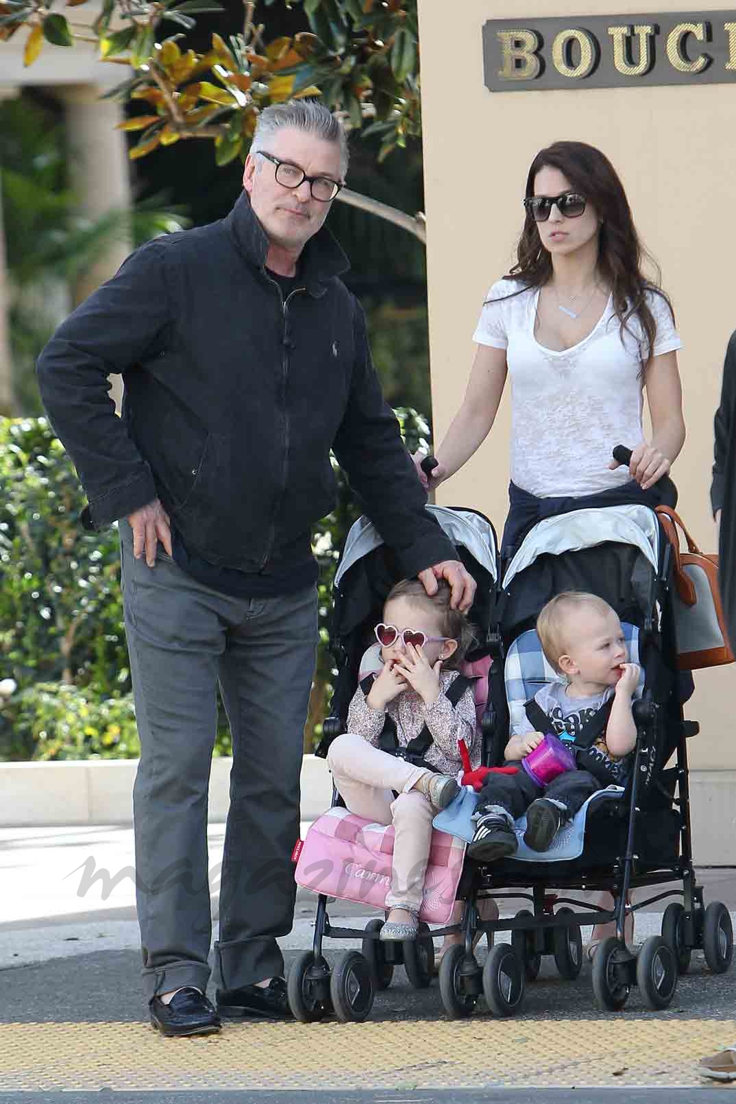 alec e hilaria baldwin paseo con sus hijos