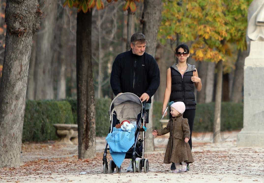 alec-baldwin-y-su-esposa-hilaria enamorados de espana