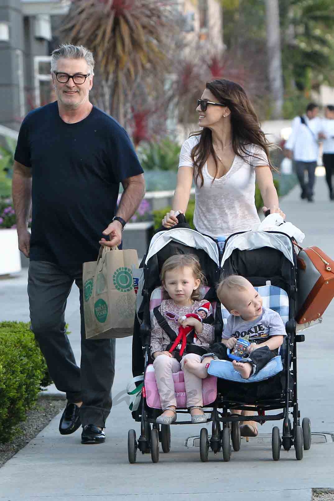 alec e hilaria baldwin paseo con sus hijos