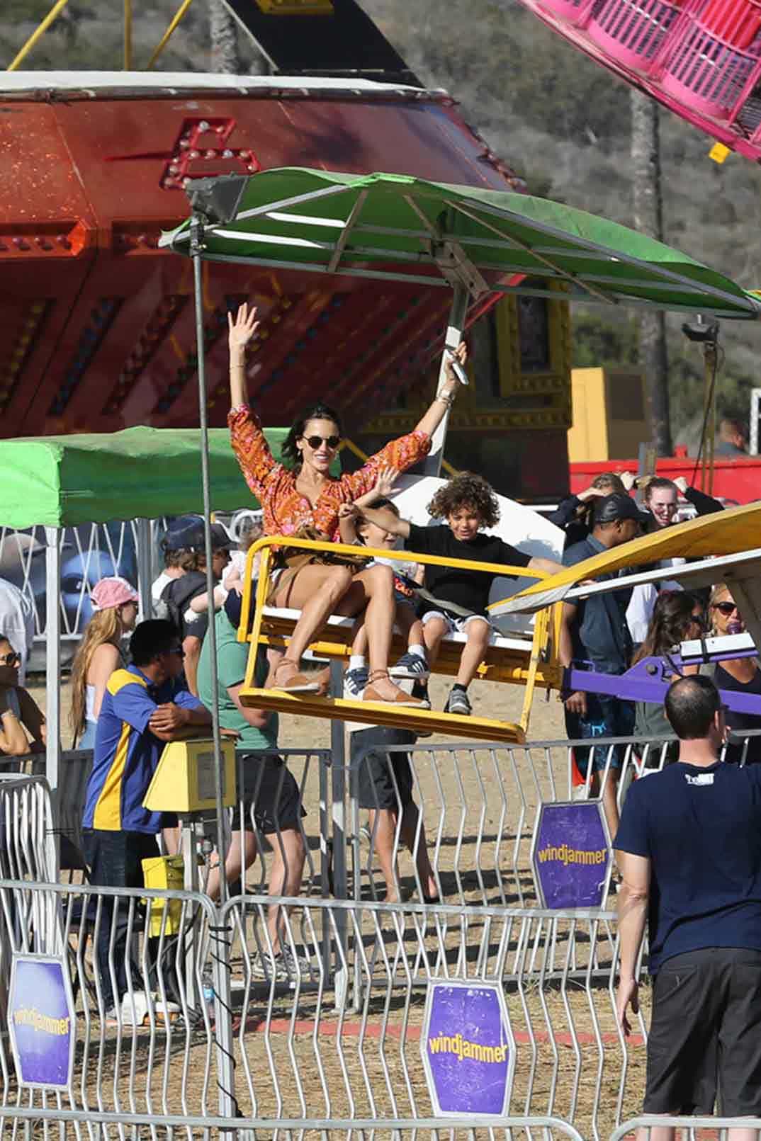 alessandra ambrosio en el parque de atracciones con su familia