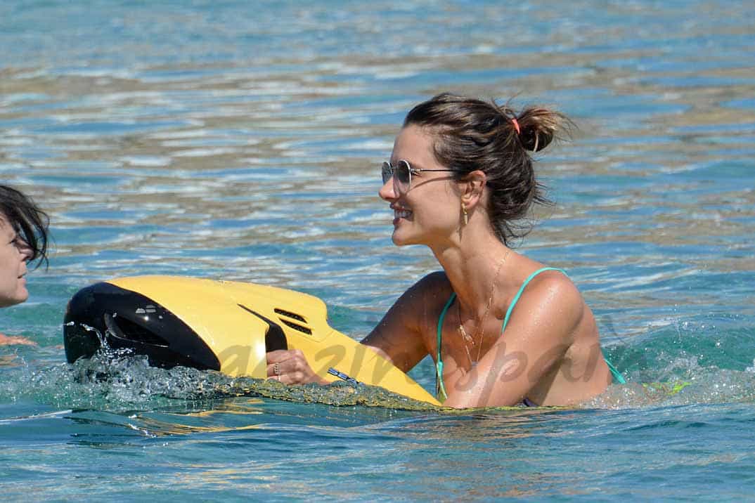 alessandra ambrosio vacaciones en mikonos con su familia