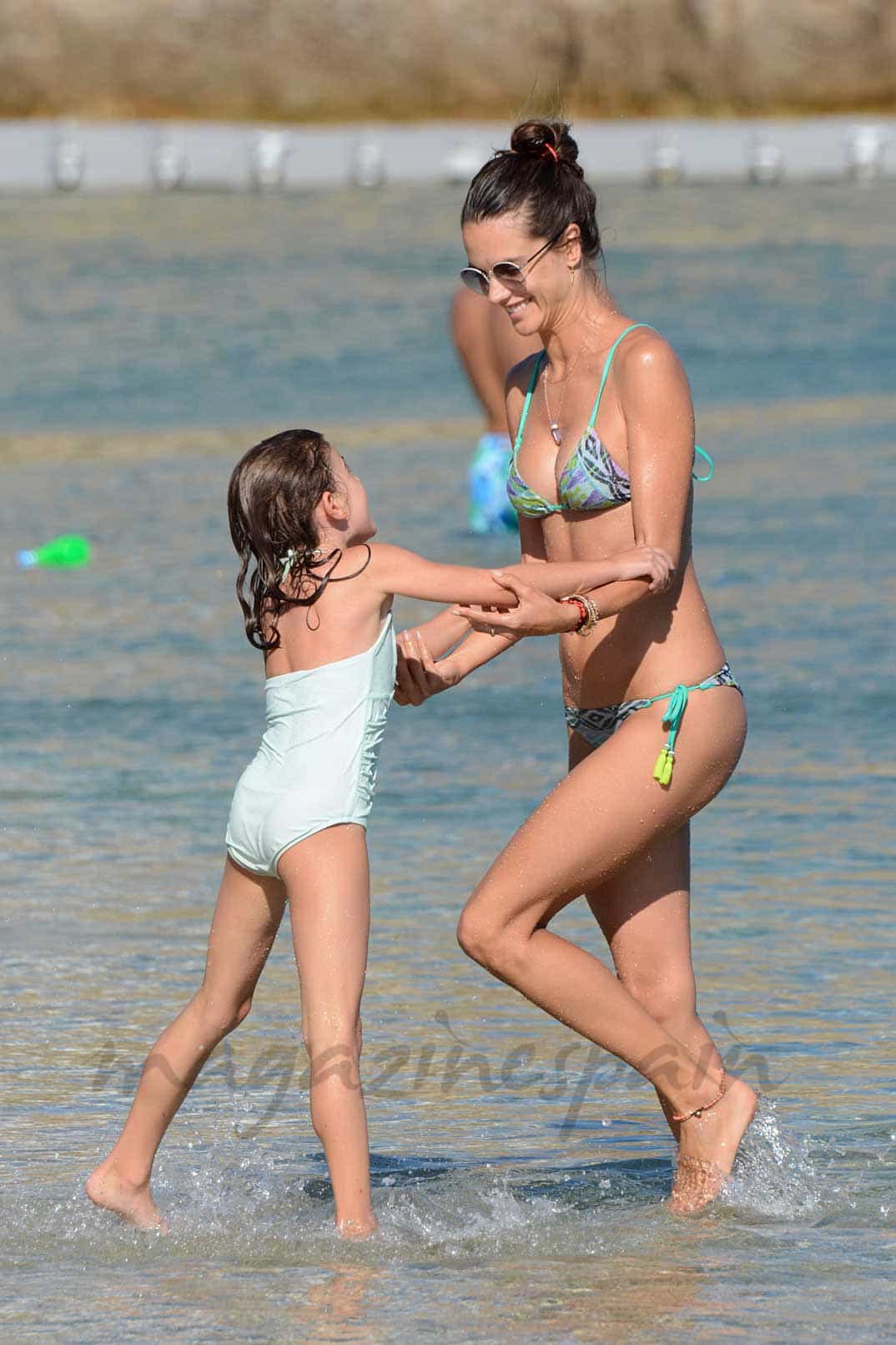 alessandra ambrosio vacaciones en mikonos con su familia