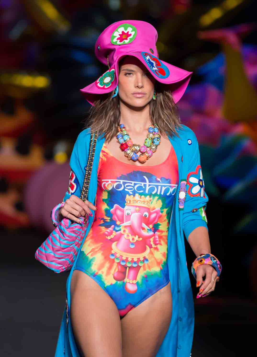 alessandra ambrosio para moschino