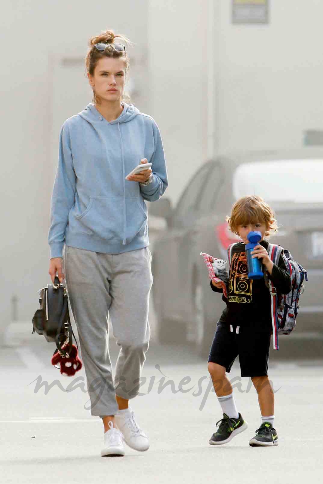 alessandra ambrosio con su hijo nueva coleccion de baño