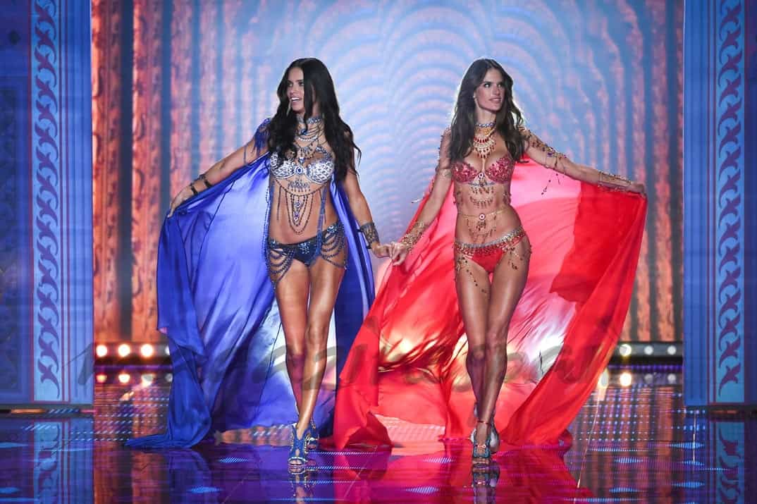 Adriana Lima y Alessandra Ambrosio desfile Victoria's Secret 2014