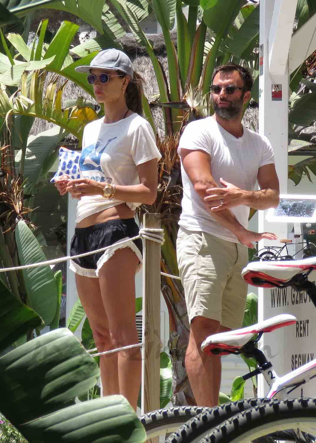 alessandra-ambrosio-y jamie mazur-vacaciones en marbella