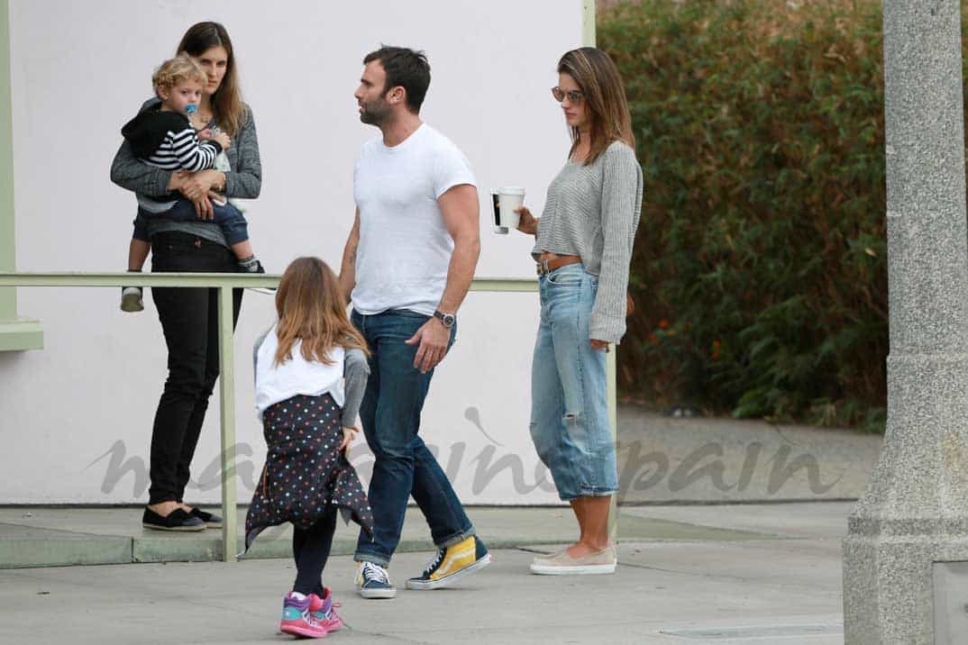 alessandra-ambrosio-y-jamie-mazur descanso en familia