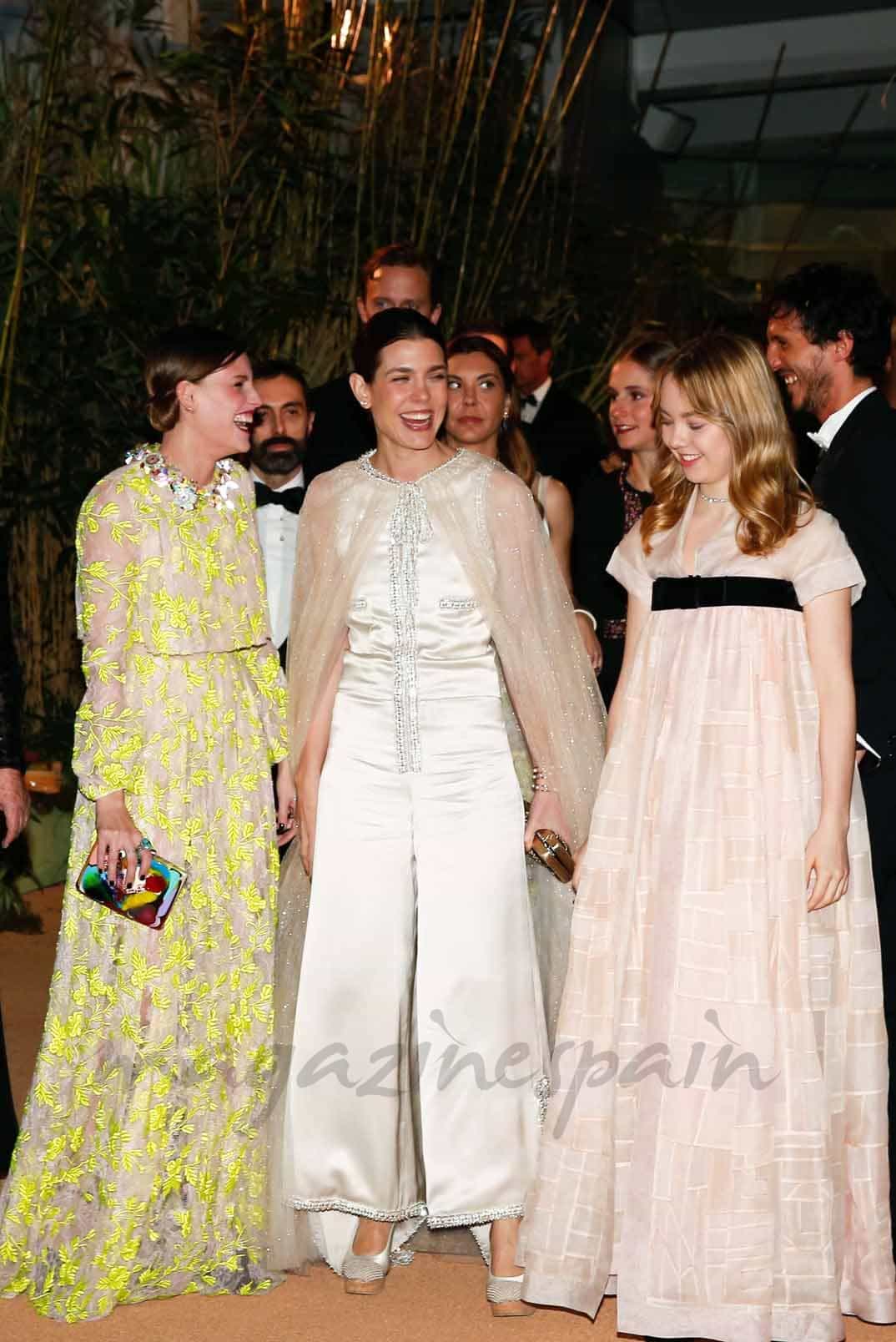 alexandra-de-hanover-carlota-casiraghi-y-juliette-maillot-en-el-baile-de-la-rosa