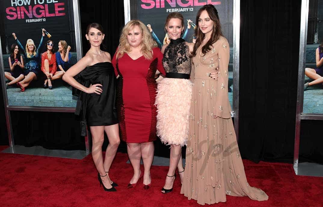 alison-brie-rebel-wilson-leslie-man-y-dakota-johnson en la premiere de mejor...solteras