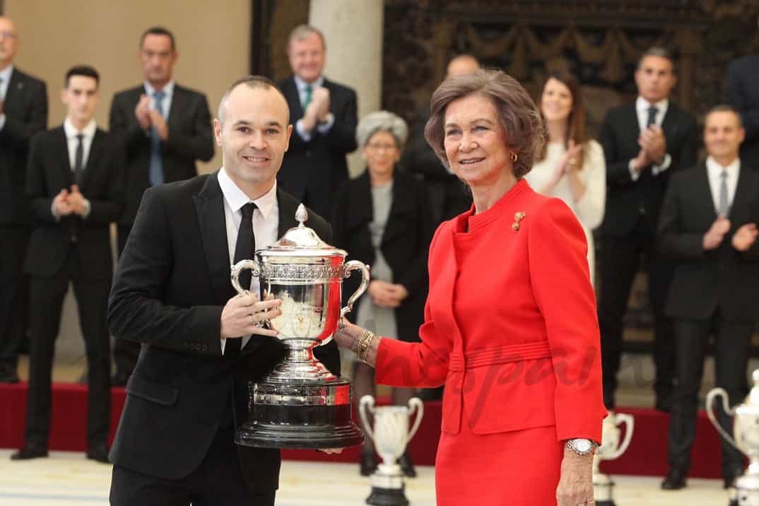 Su Majestad la Reina Doña Sofía entrega el Premio Reina Sofía, al futbolista Andrés Iniesta Luján © Casa S.M. El Rey