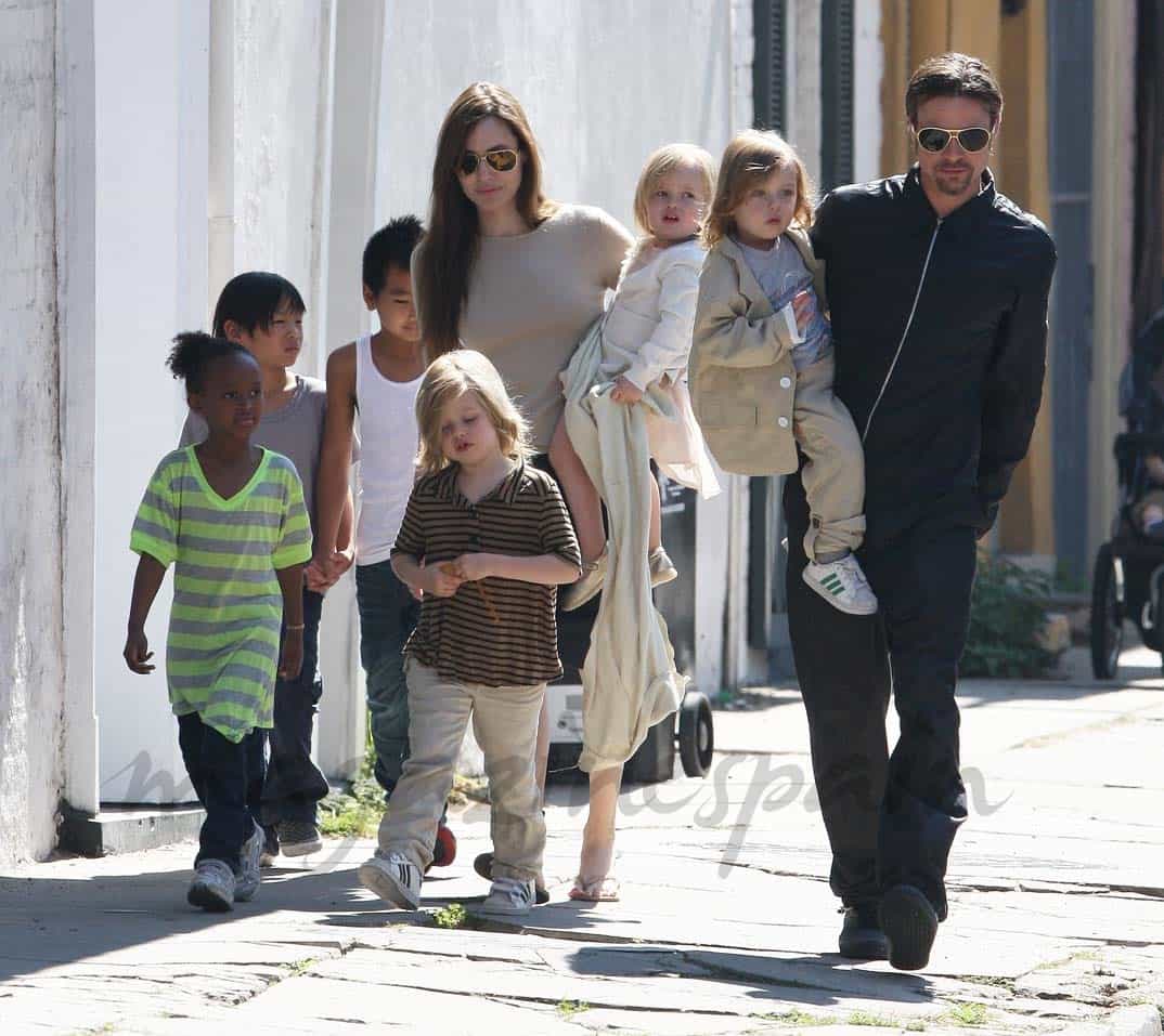 Angelina Jolie y Brad Pitt con sus seis hijos - 19 marzo 2011-.