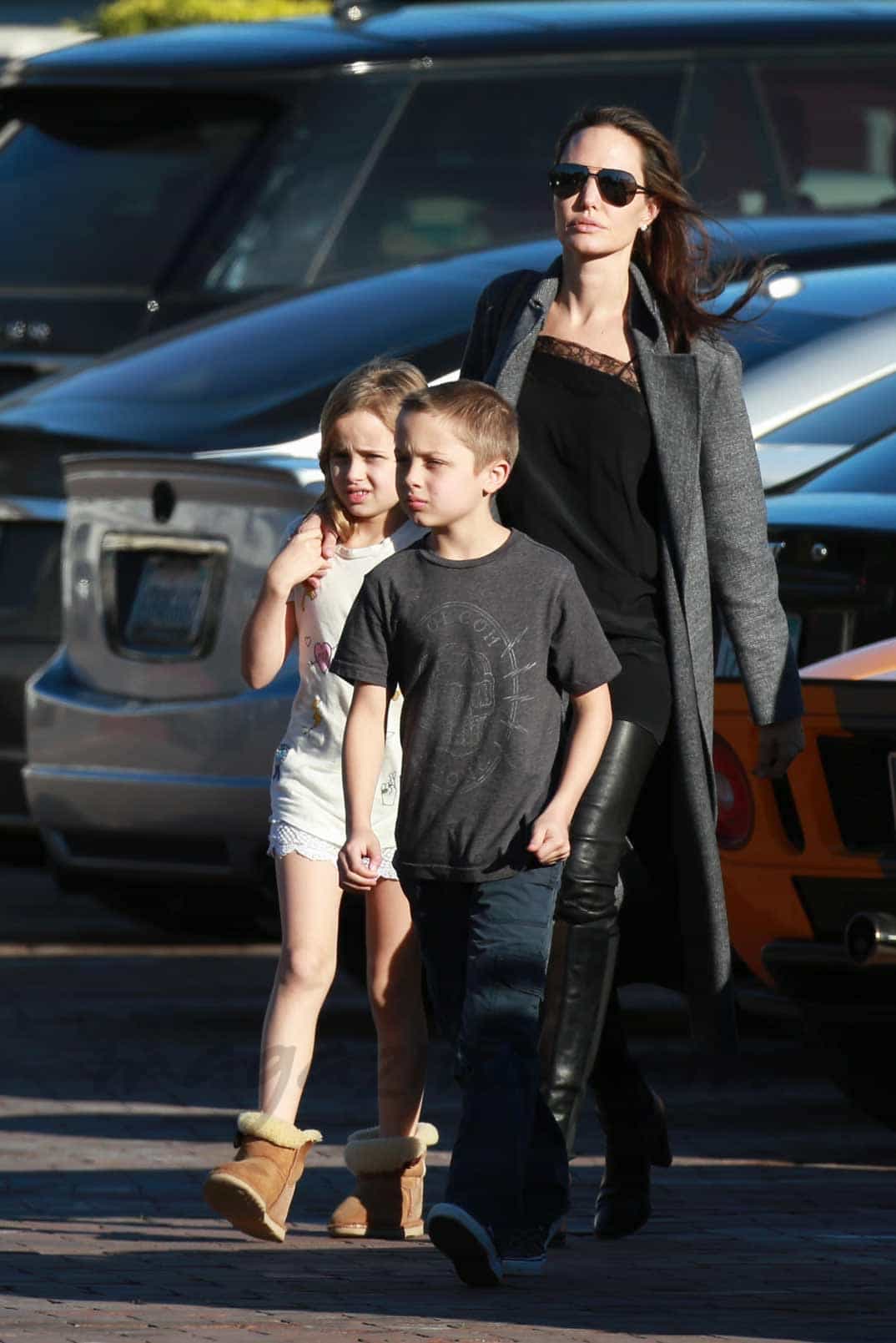 angelina jolie se apoya en sus hijos