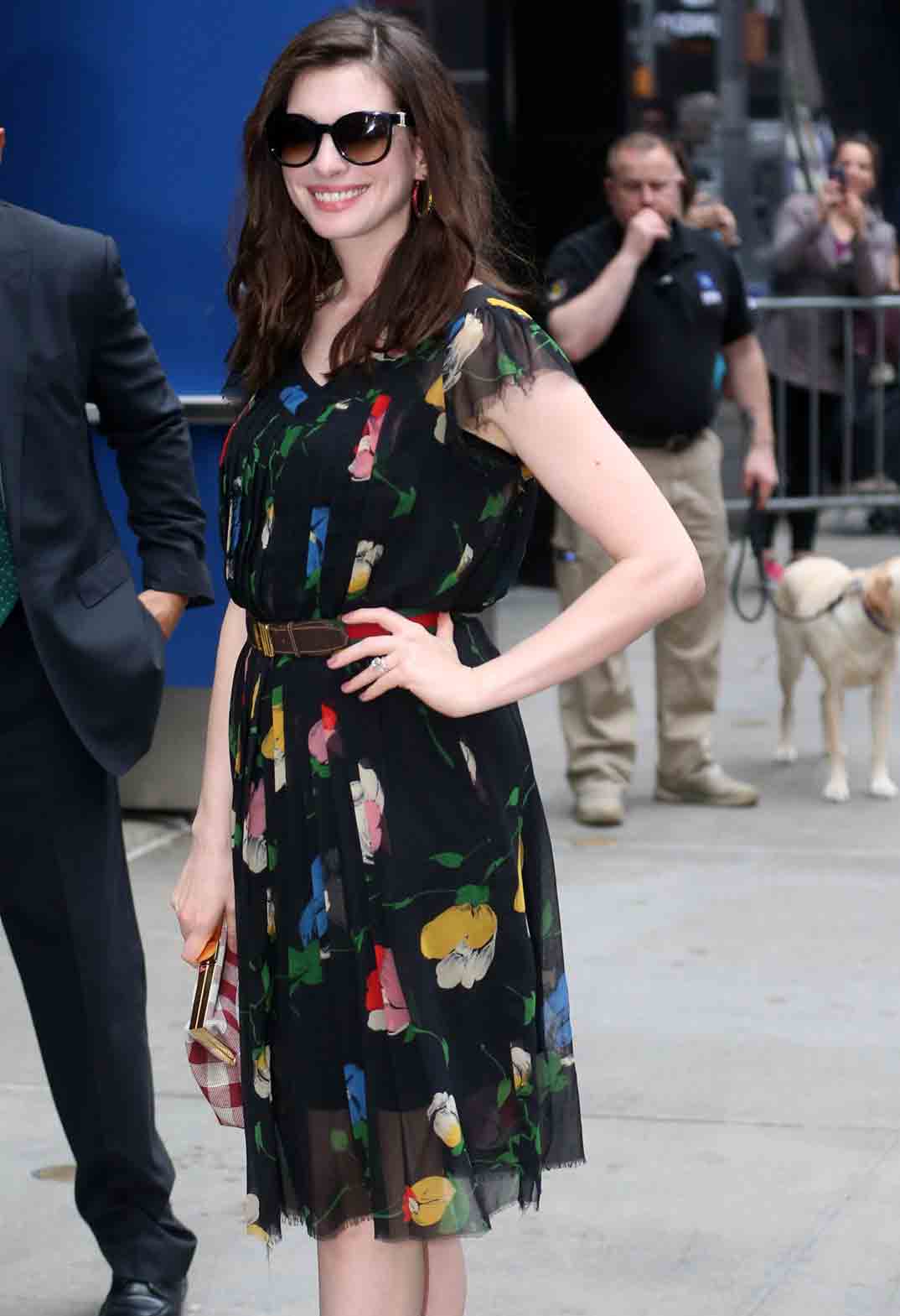 anne hathaway sonrie a la primavera