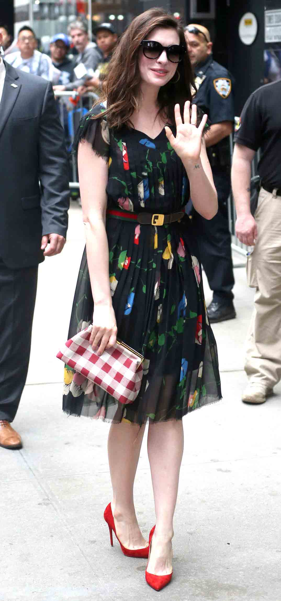 anne hathaway sonrie a la primavera