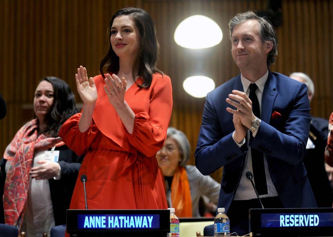 Anne Hathaway y su marido Adam Shulman 