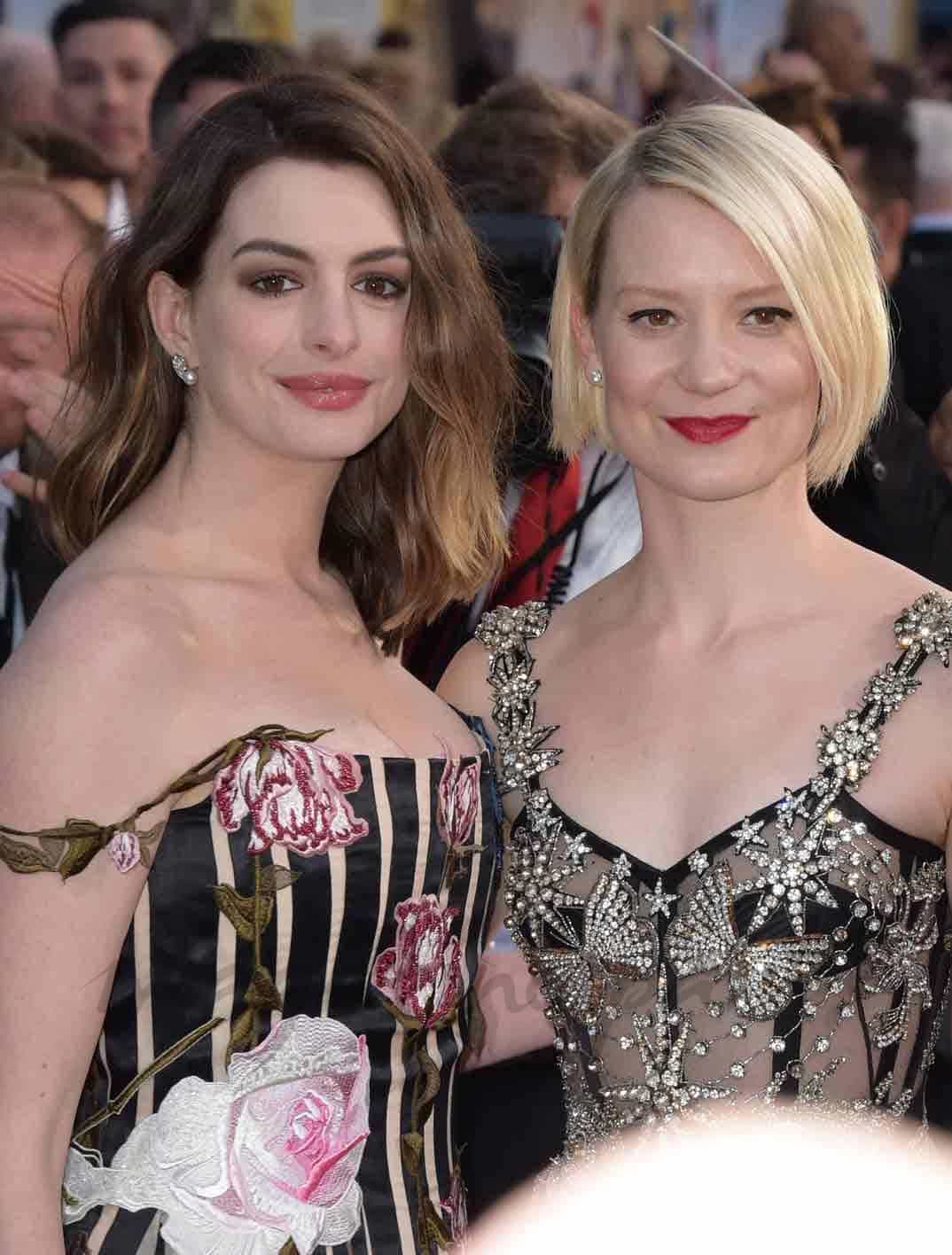 anne hathaway y mia wasikowska en el estreno de alicia detras del espejo