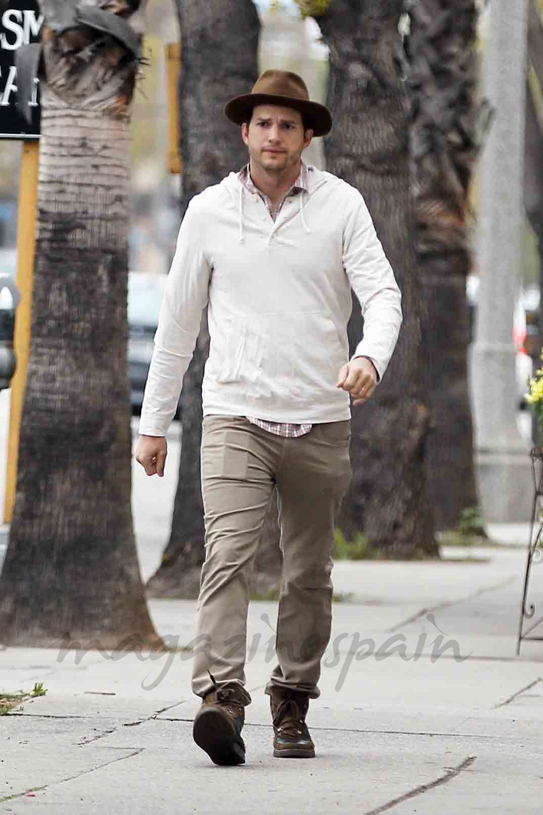 aston kutcher y su bolso rosa