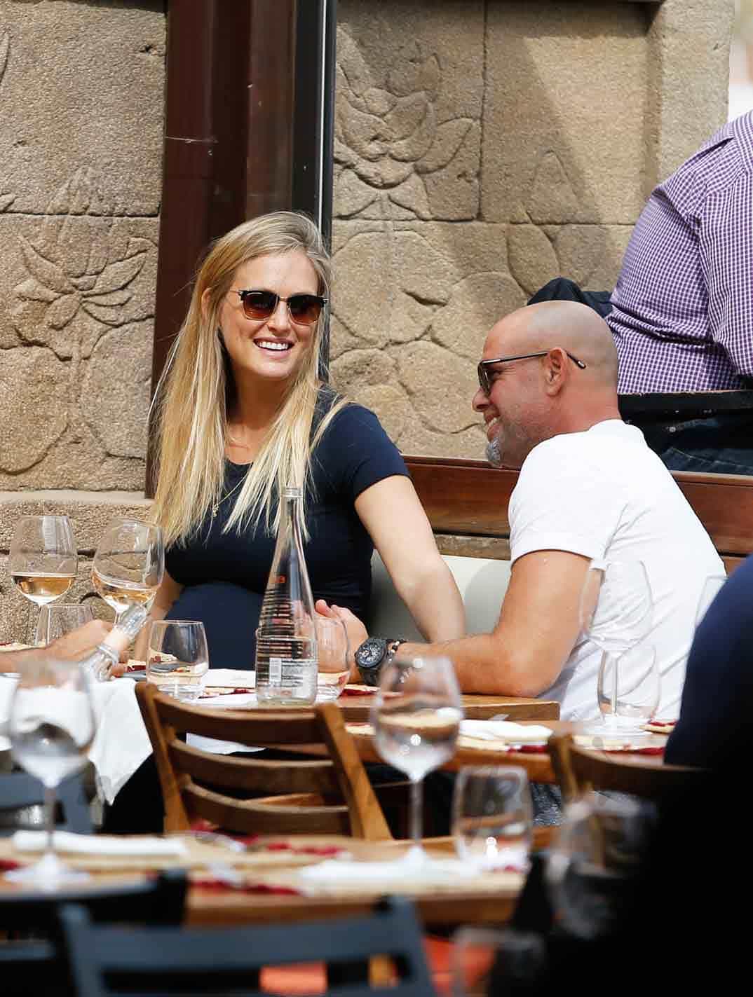 bar refaeli y adi ezra pasean por barcelona