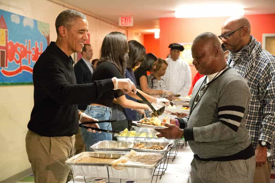 barack obama da de comer en la fiesta de accion de gracias