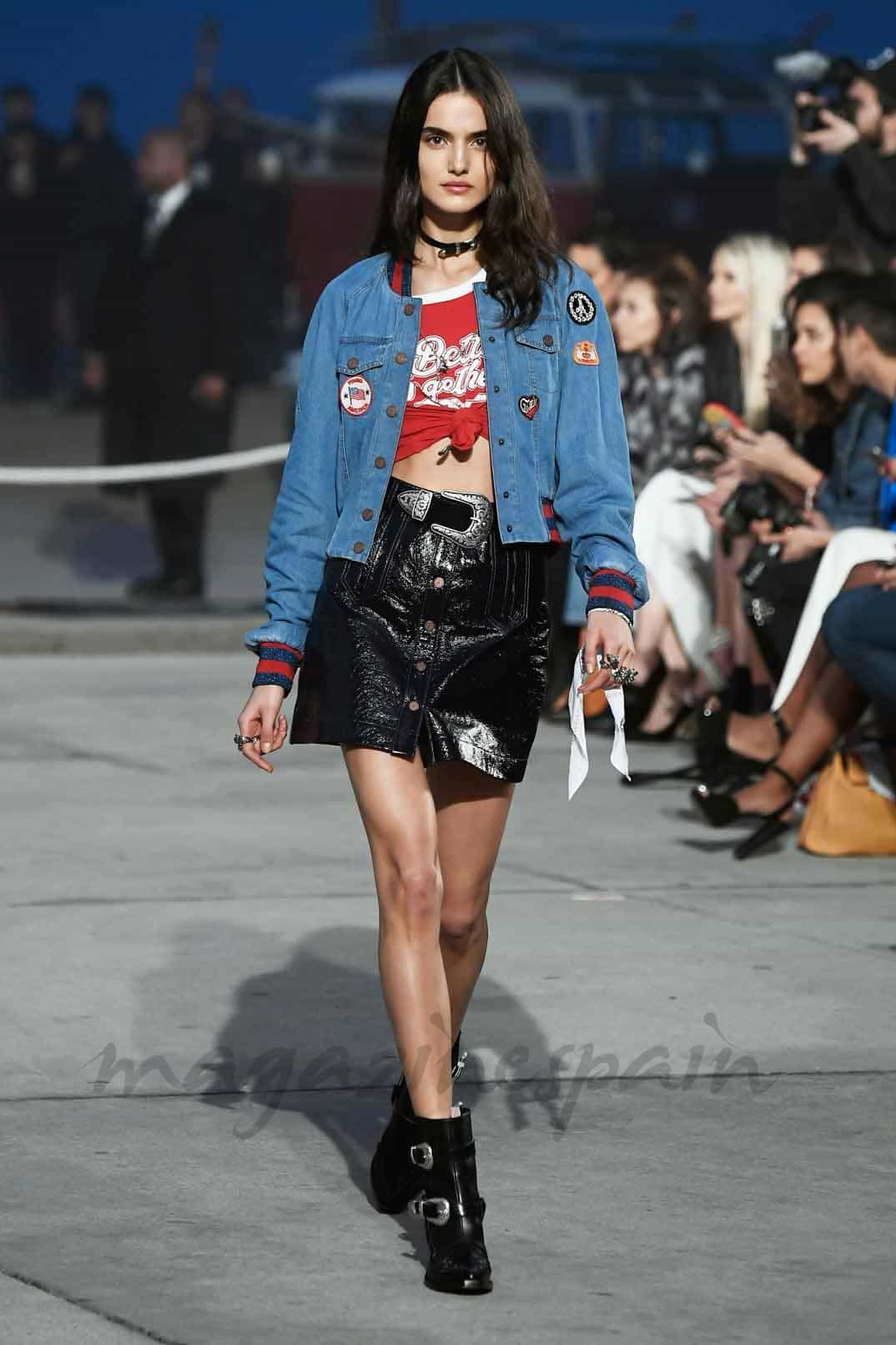 blanca padilla desfila para tommy hilfiger