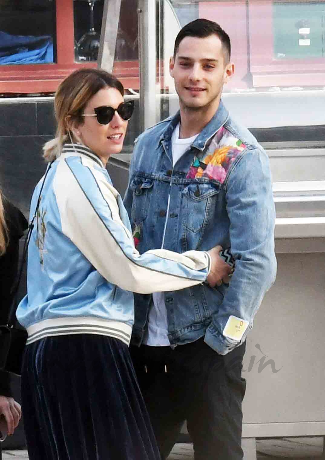 blanca suarez y joel bosqued con los padres de la actriz en malaga