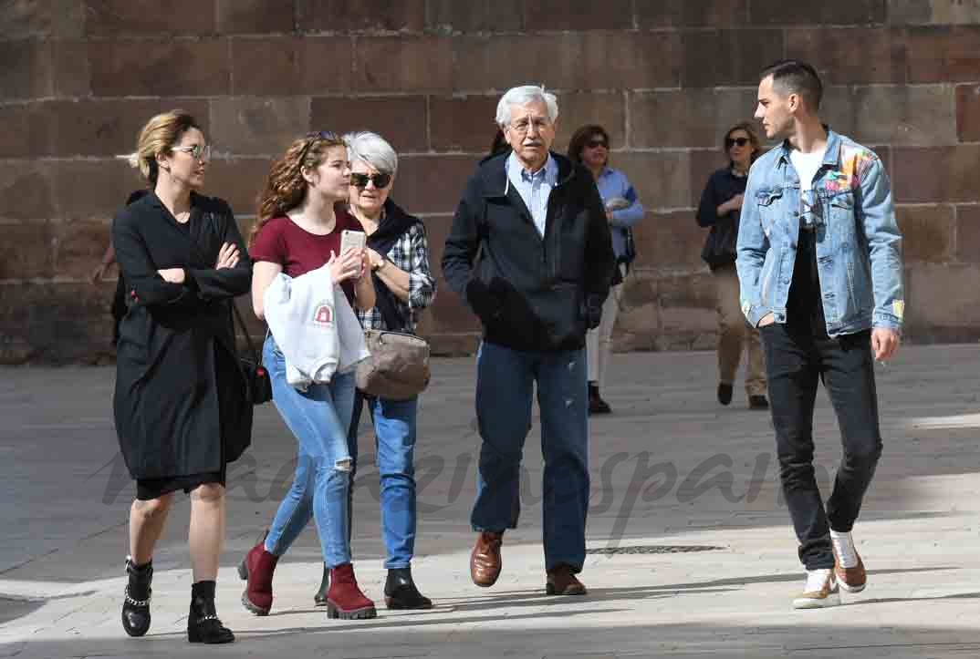 blanca suarez y joel bosqued con los padres de la actriz en malaga