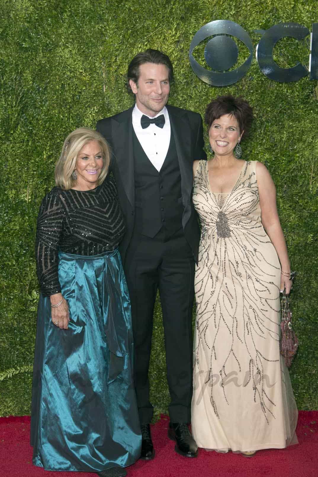 Bradley Cooper con su madre y su hermana