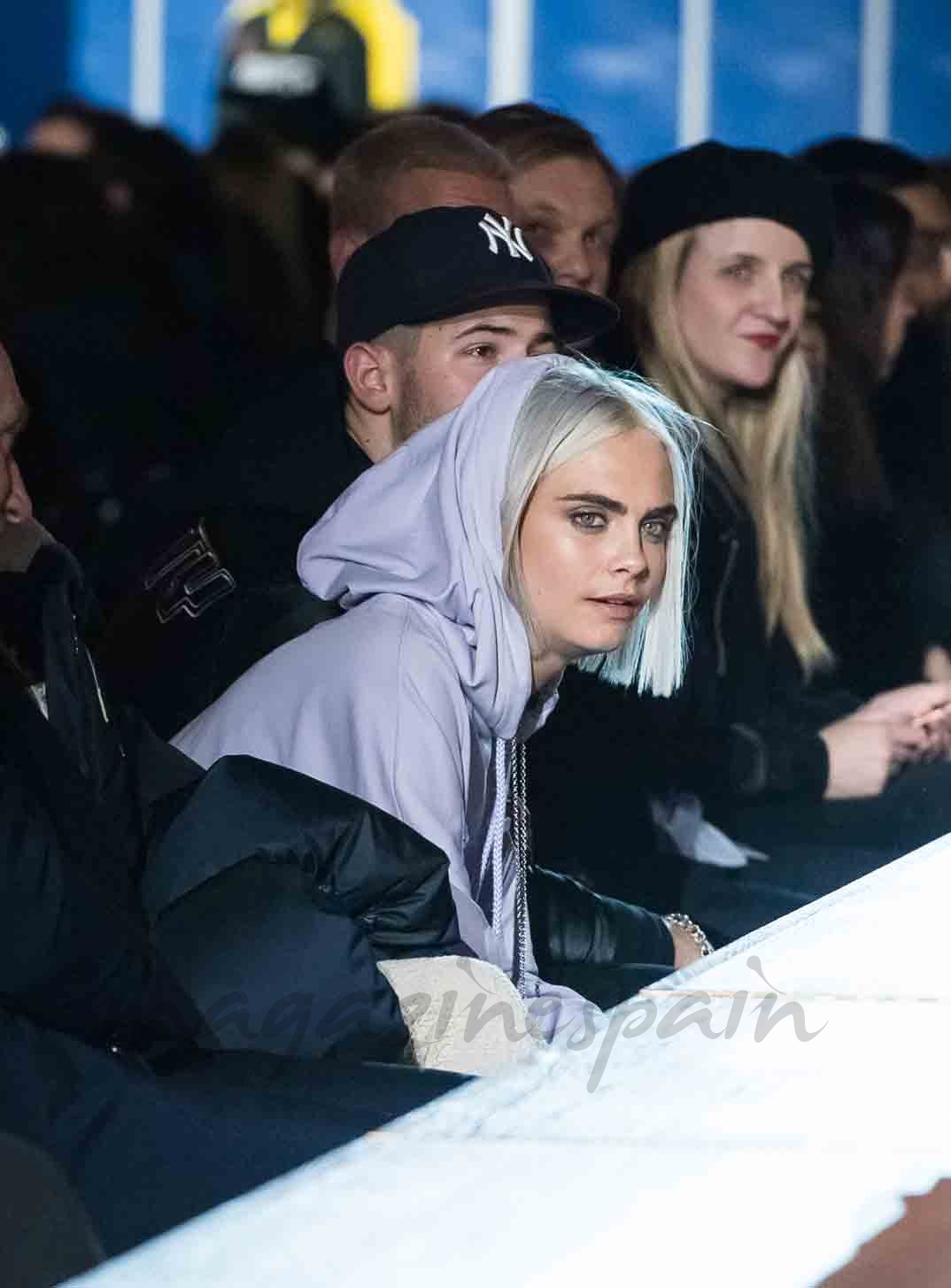 cara delevingne nuevo look en el desfile de rihanna