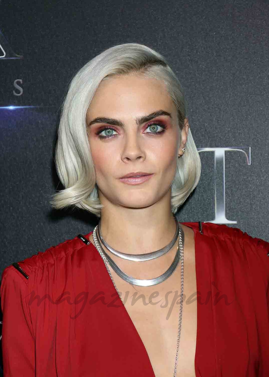 cara delevingne apuesta por el rojo
