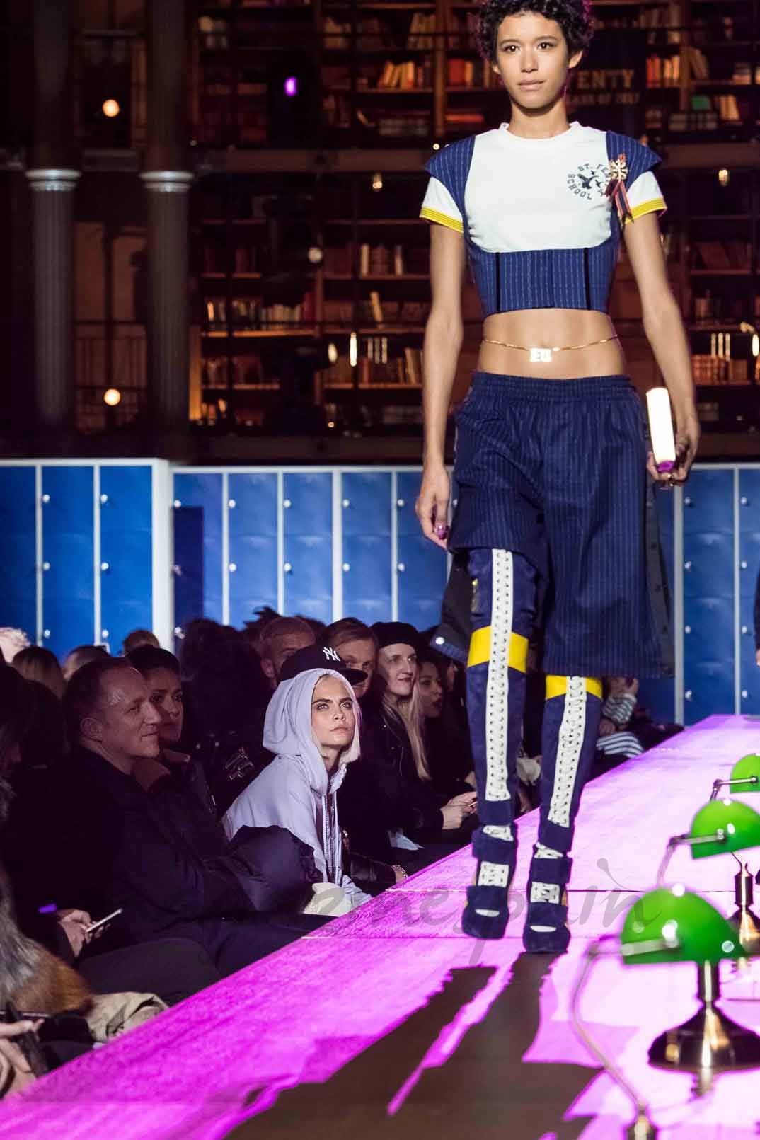 Cara Delevigne desfile Fenti x Puma by Rihanna